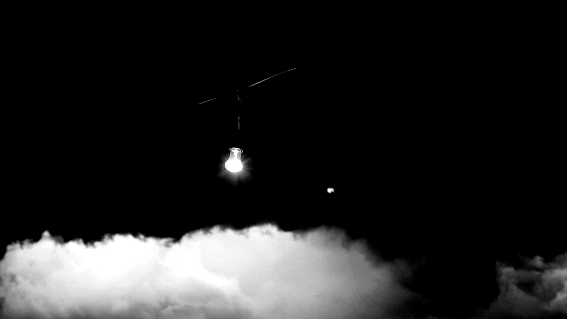 Лампочка на фоне туч обои