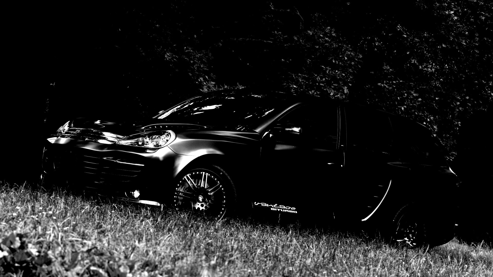 Концепт внедорожника в лесу обои