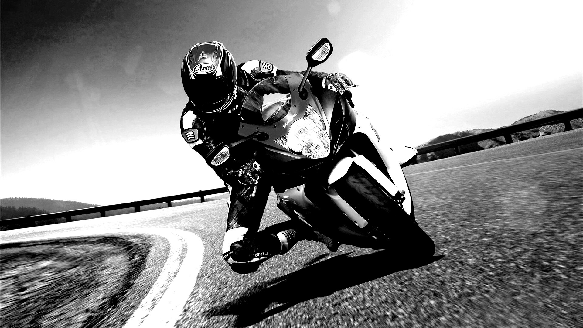 Мотоциклист на повороте обои