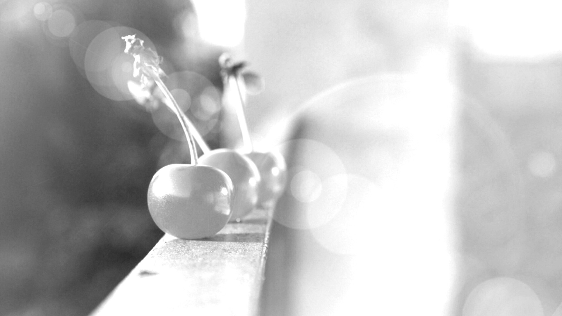 Вишенки на перилах обои