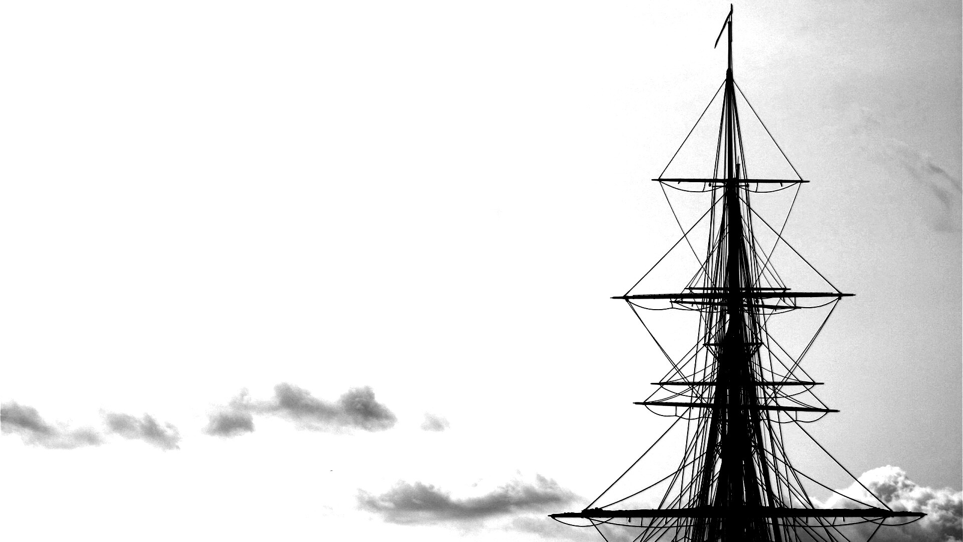 Мачта корабля на фоне неба обои