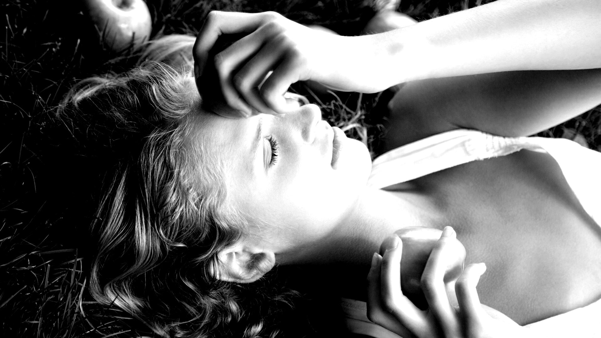 Девушка с яблоками обои