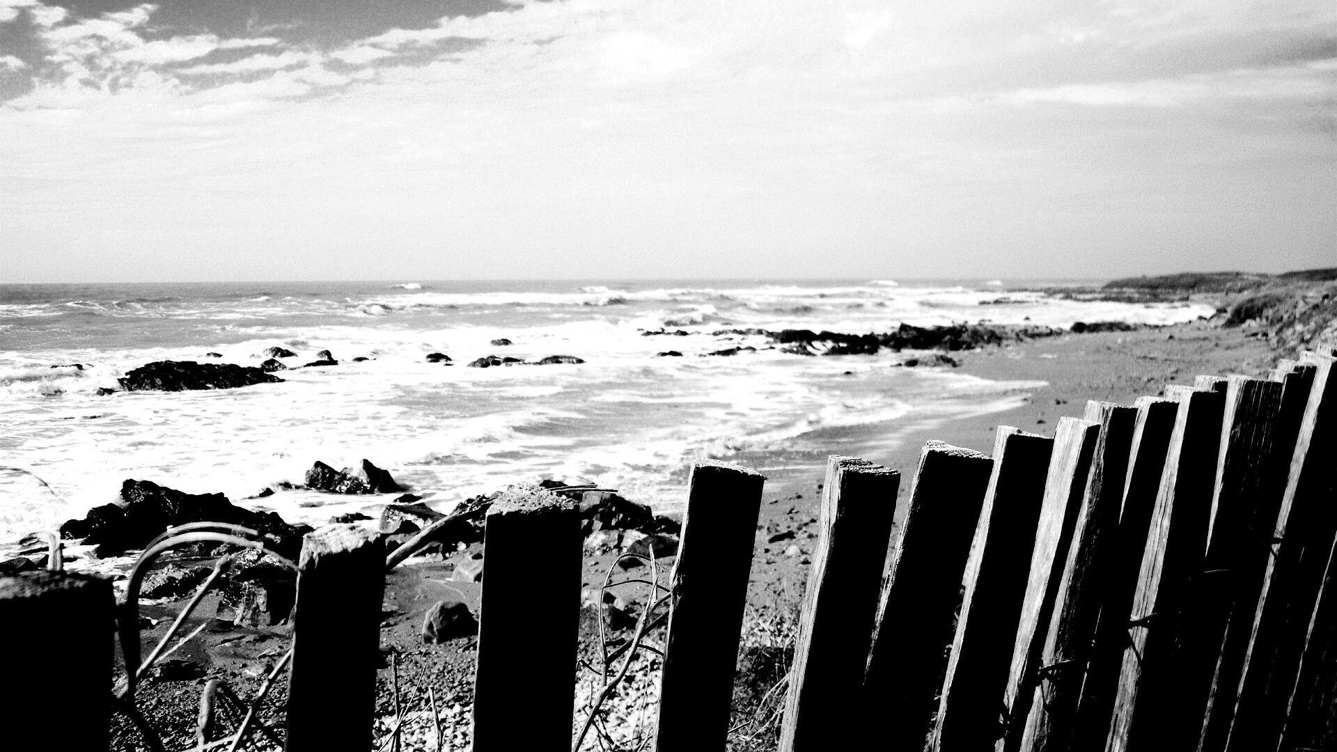 Закрытый пляж за забором обои