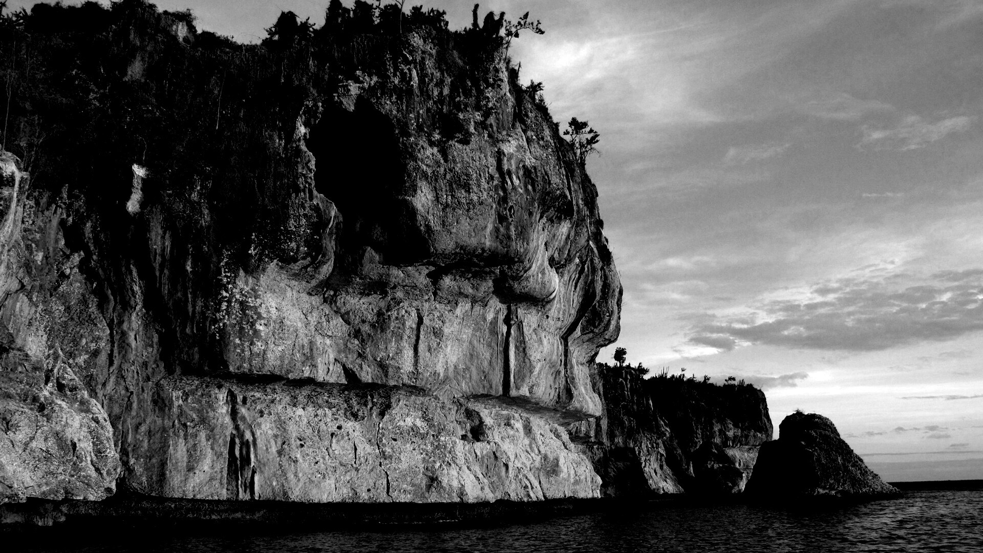 Пещера в скале над морем обои