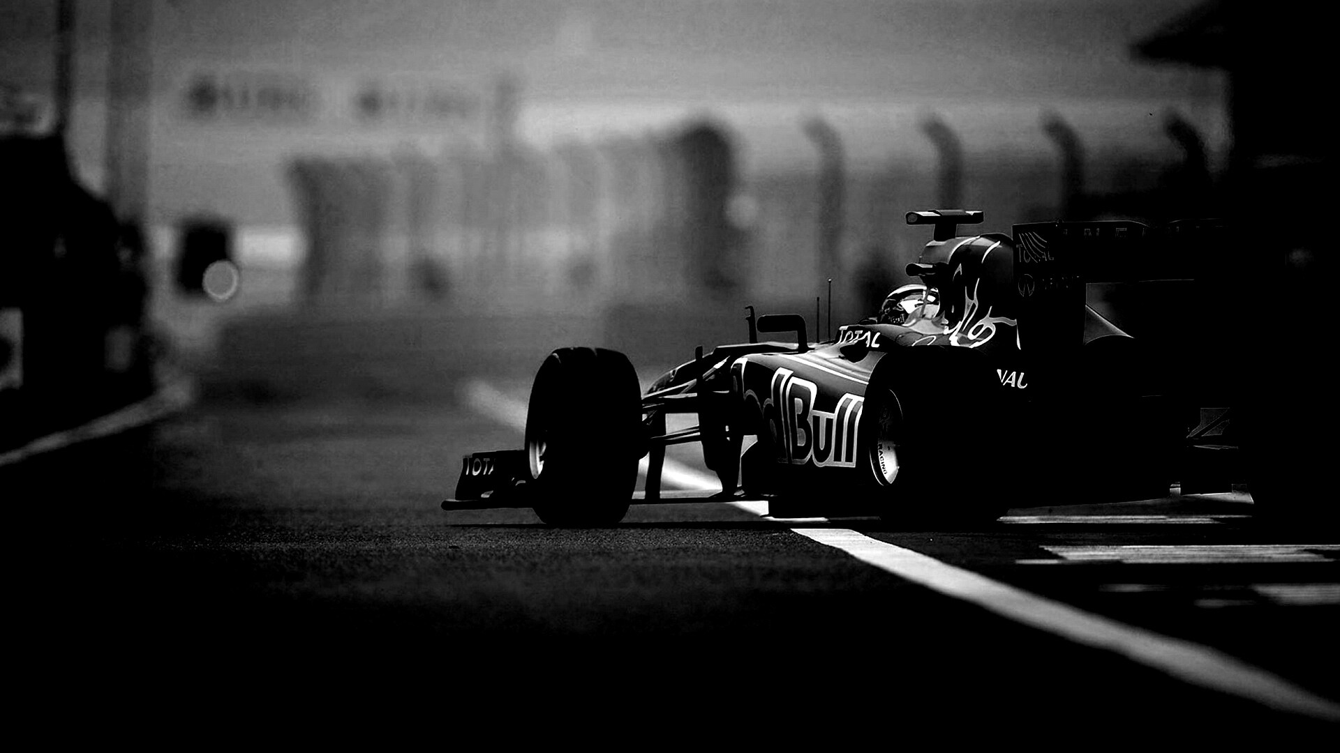 Болид выезжает на трассу обои