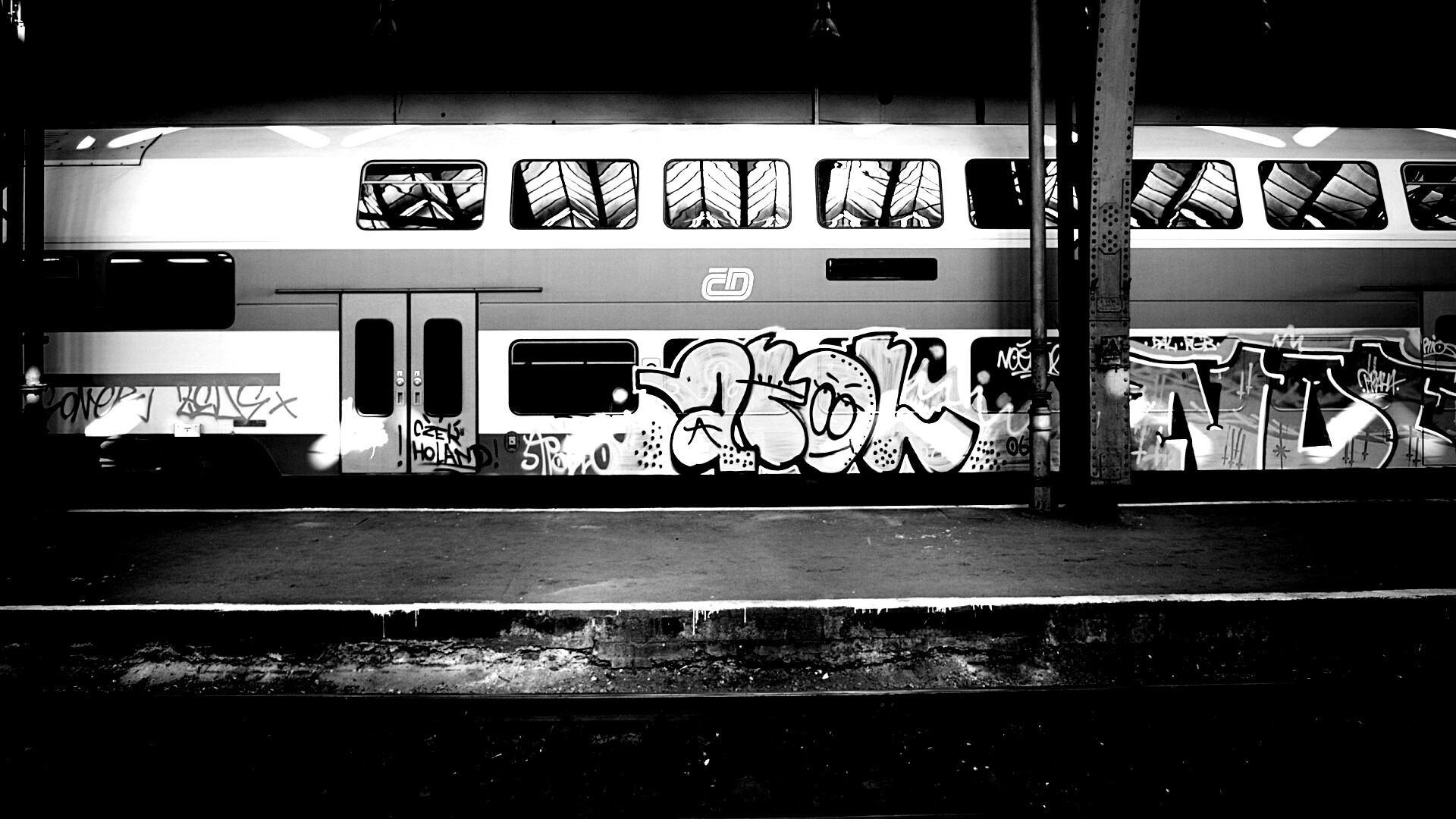 Изрисованный вагон метро обои