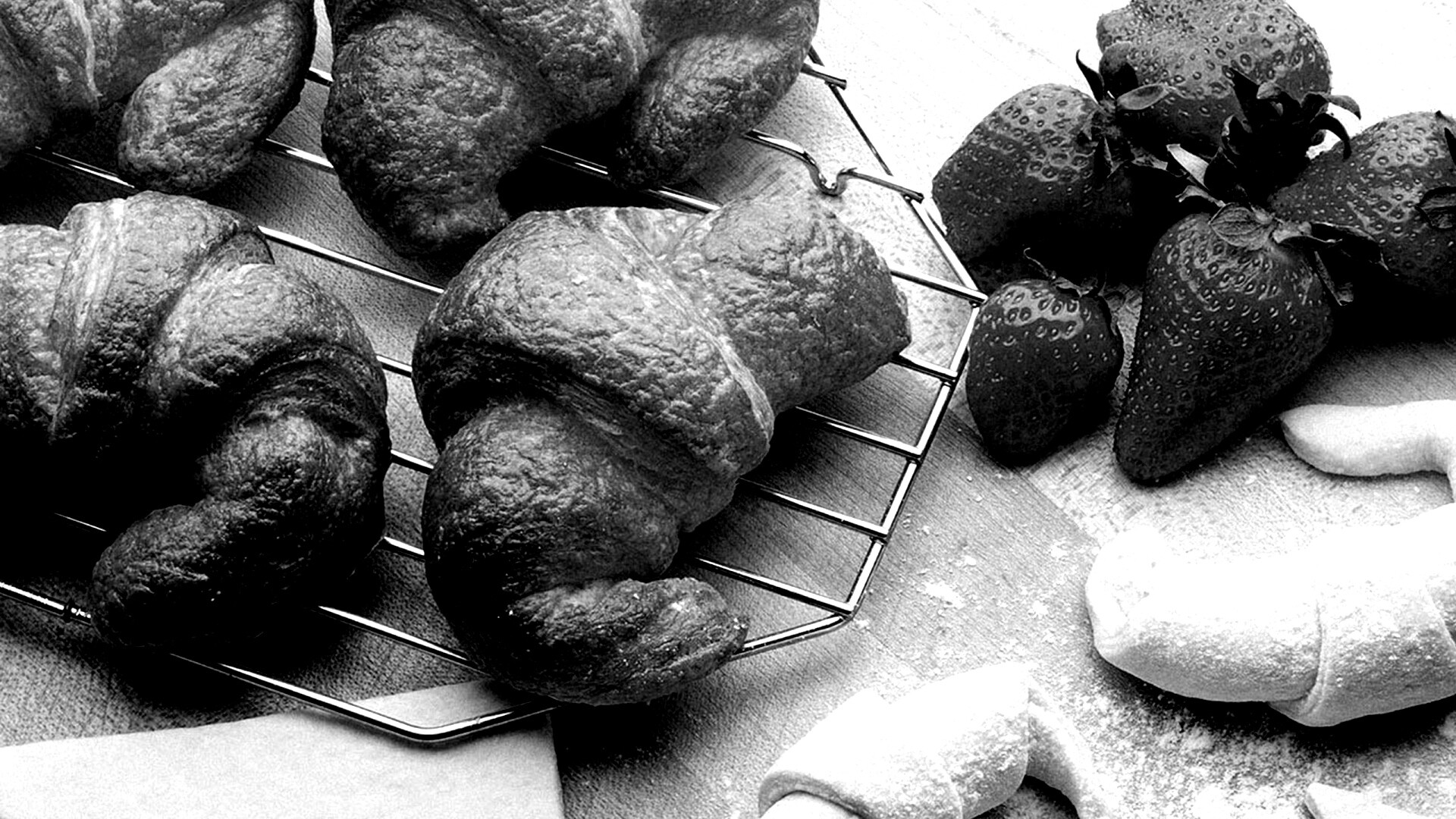 Круассаны с клубникой обои