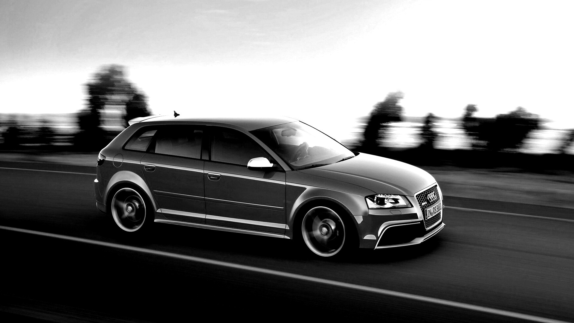 Красная Audi модели RS3 на дороге обои