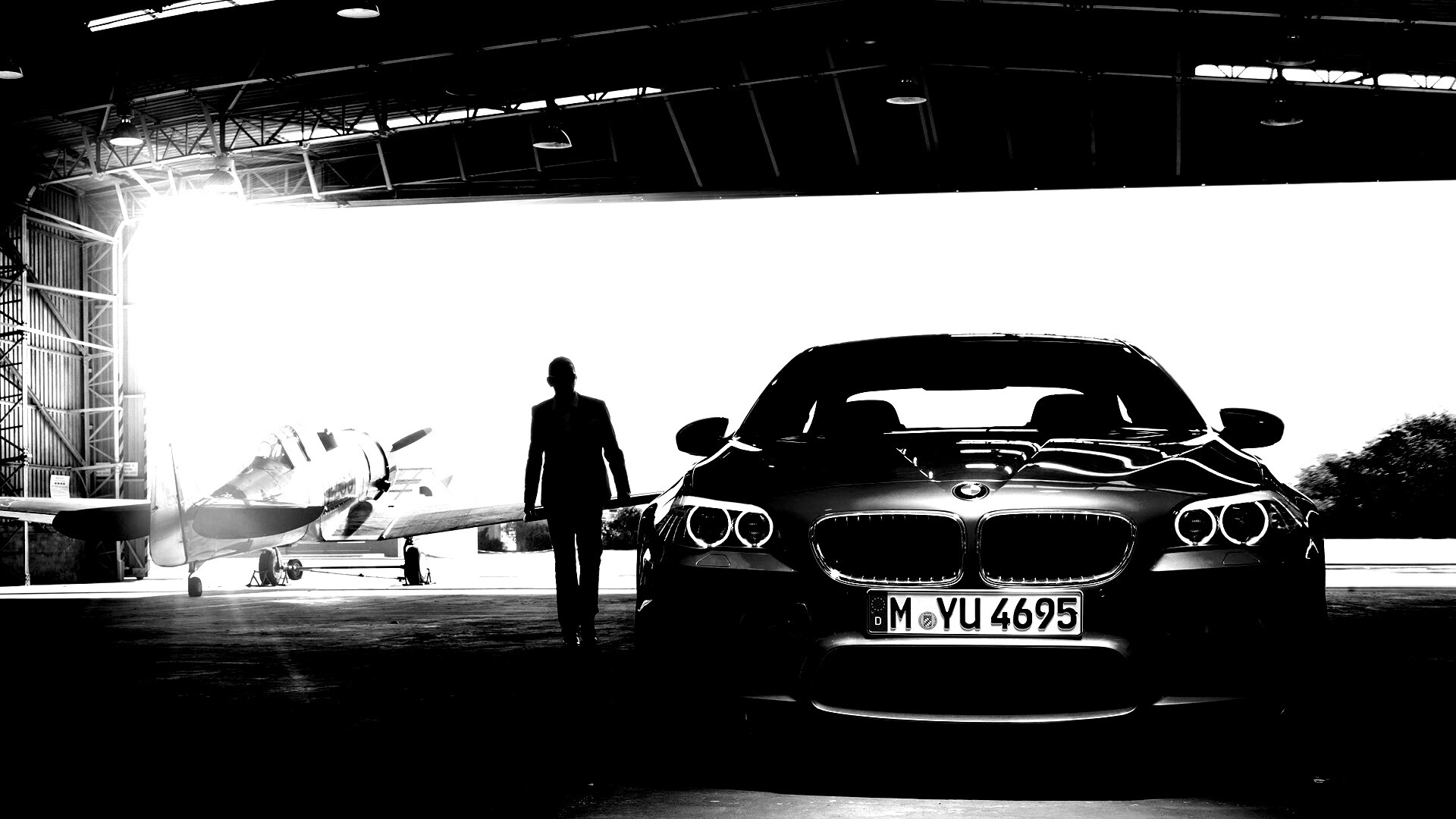 BMW F10 в ангаре обои