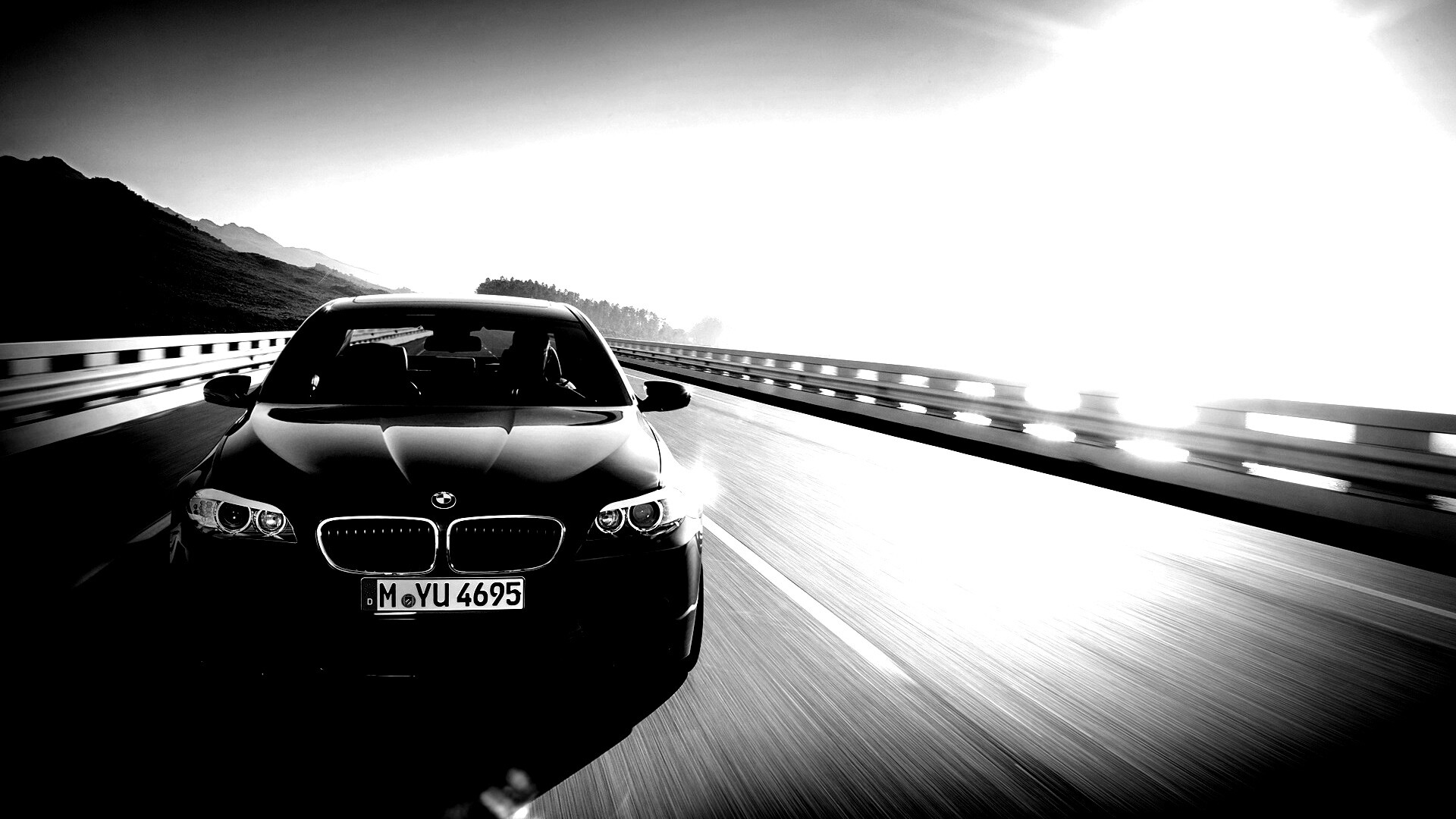 Синий БМВ на дороге обои