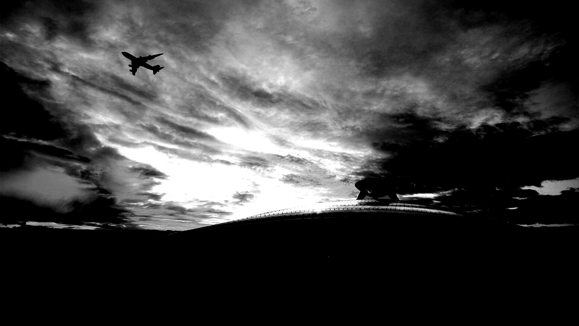 Самолет в закатном небе обои