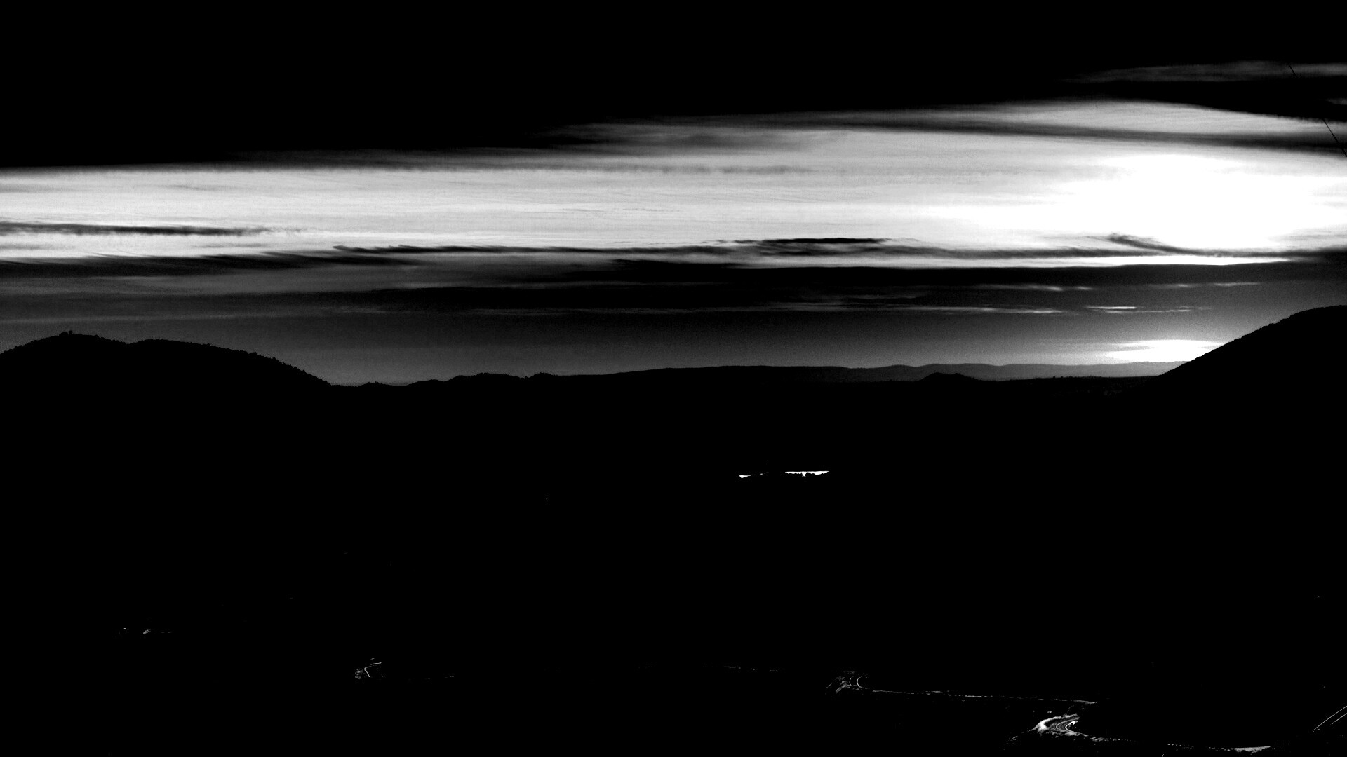 Дорога спускается с гор в долину обои