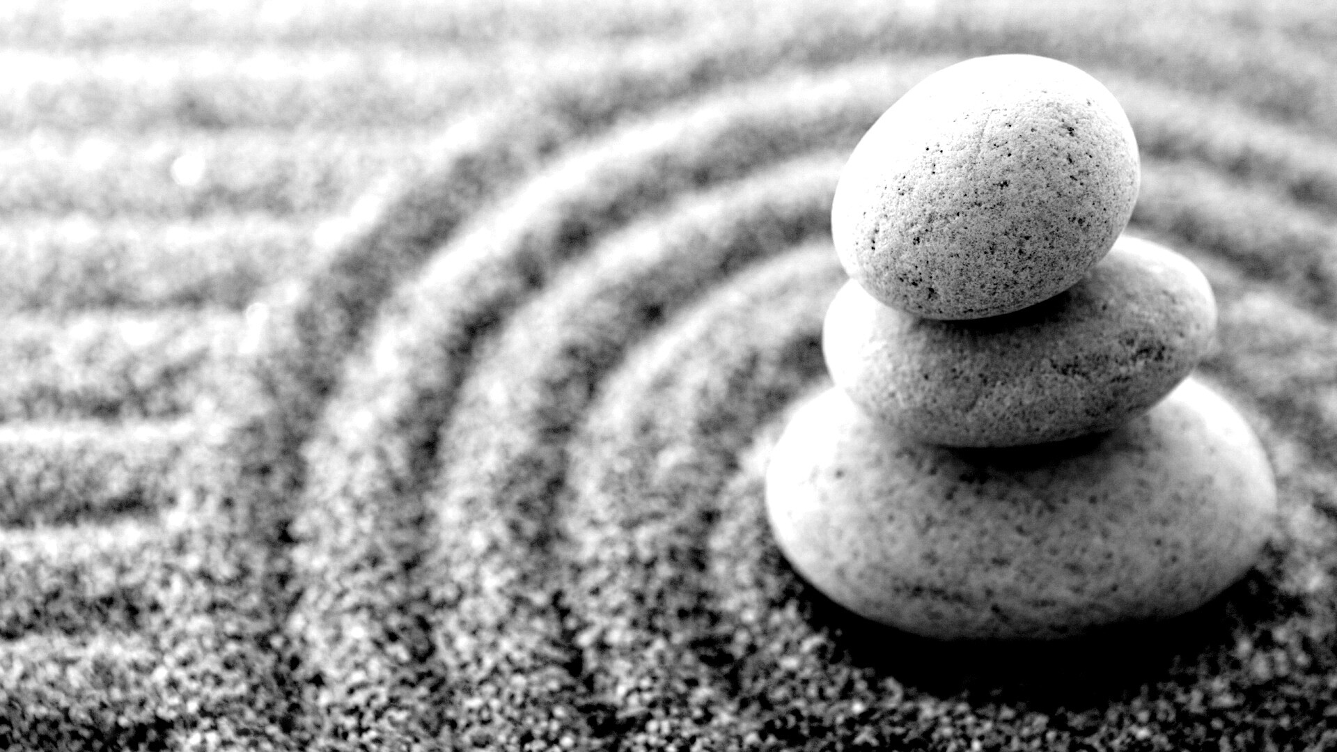 Пирамидка в саду камней обои