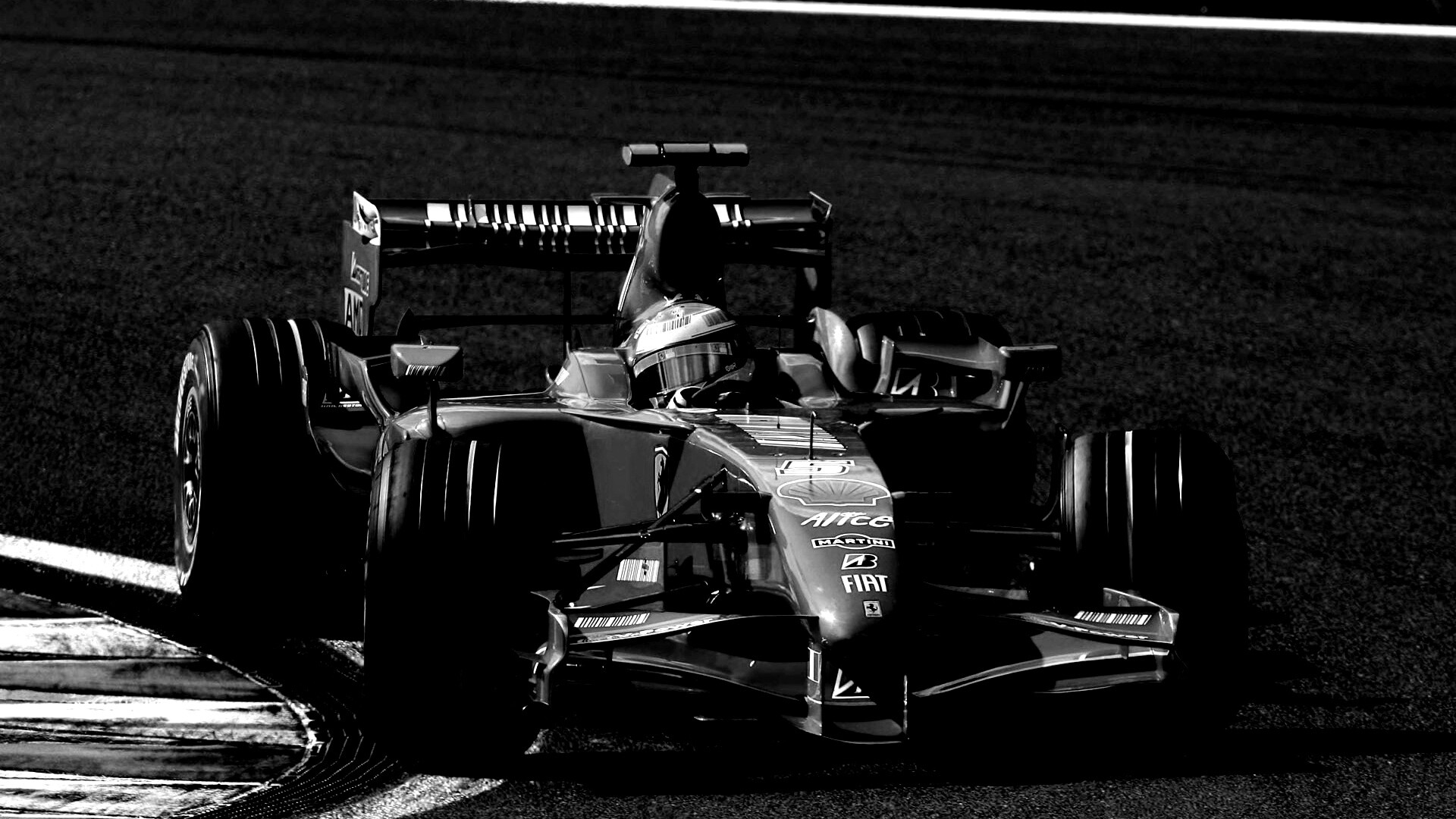Болид Формула 1 на повороте обои