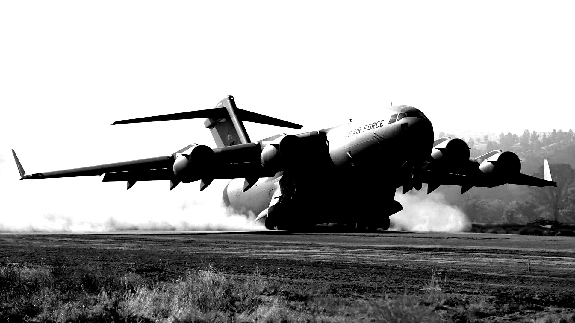 Грузовой самолёт на посадке обои