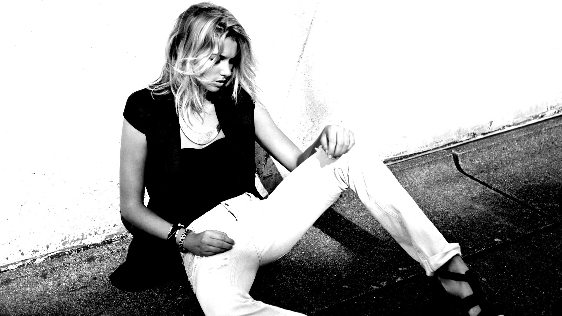 Девушка у стены обои