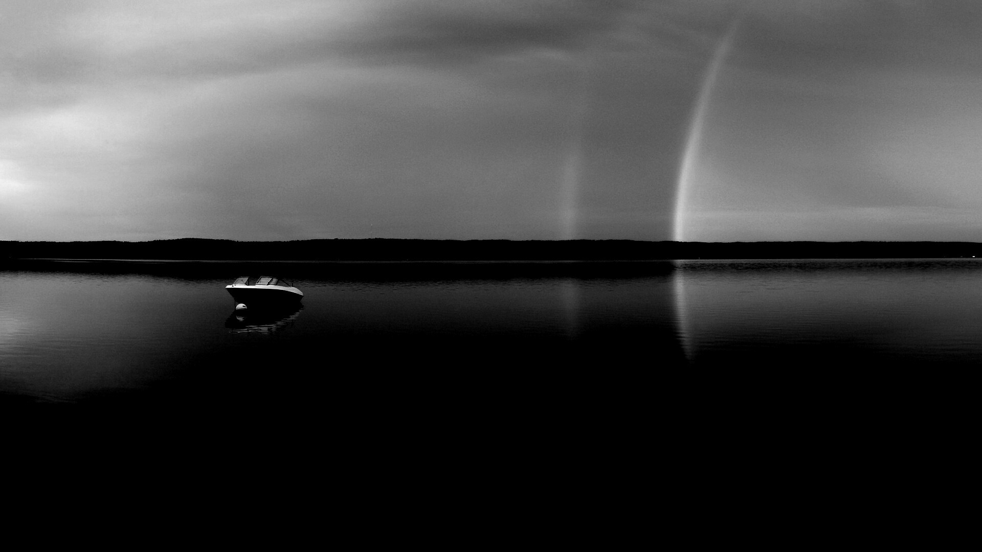 Катер на озере обои