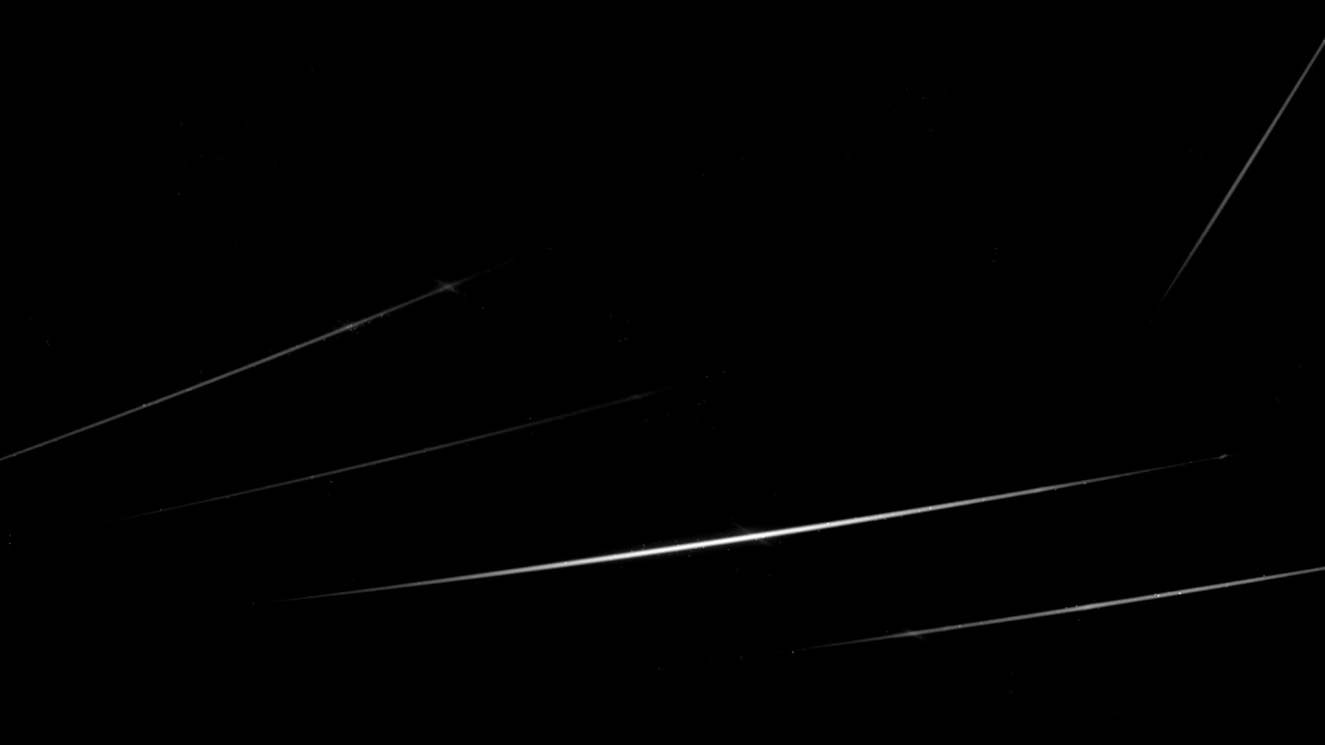 Лучи света на фиолетовом фоне обои