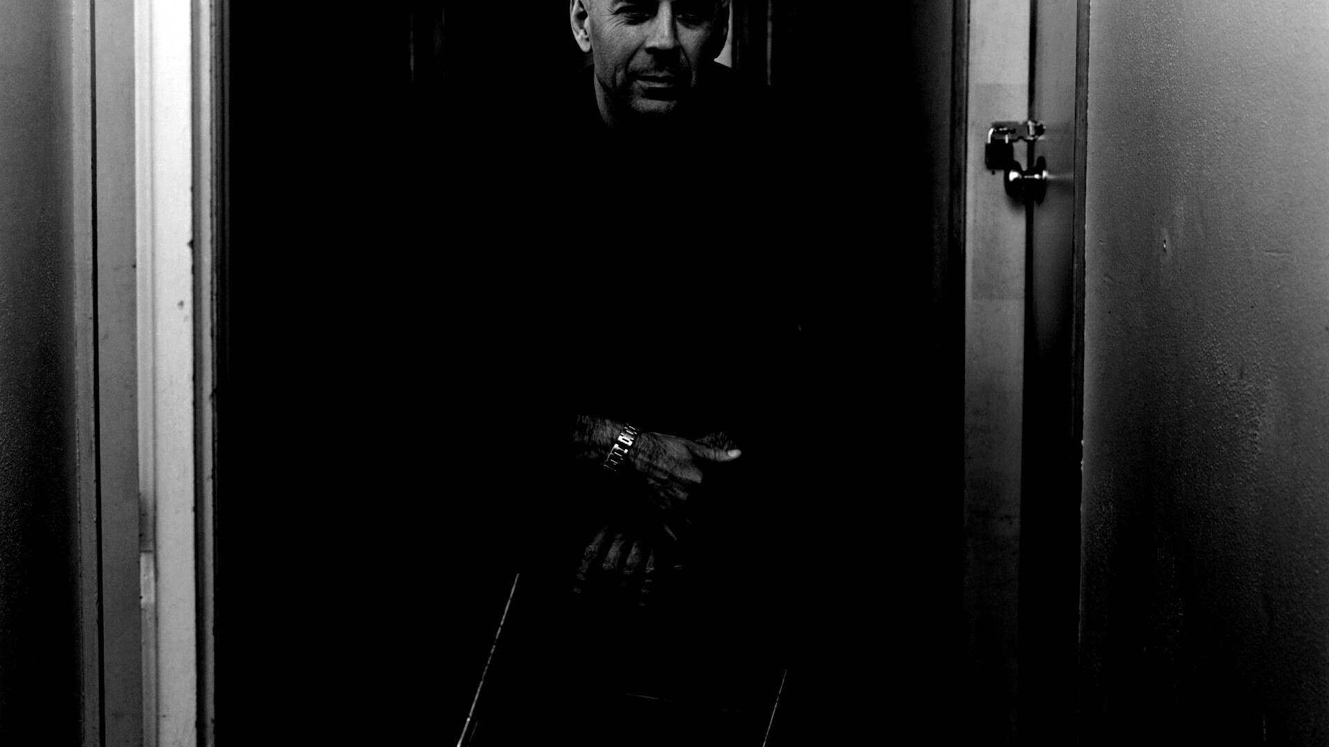 Брюс Уиллис на раскладном стуле обои