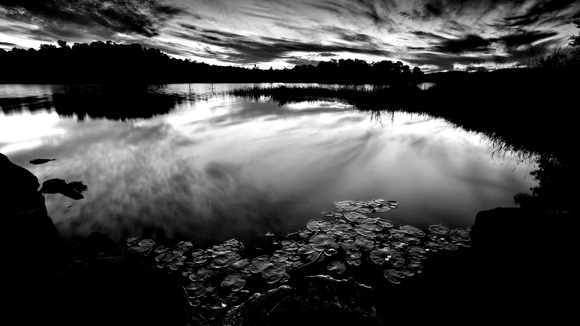 Озеро поздним вечером обои