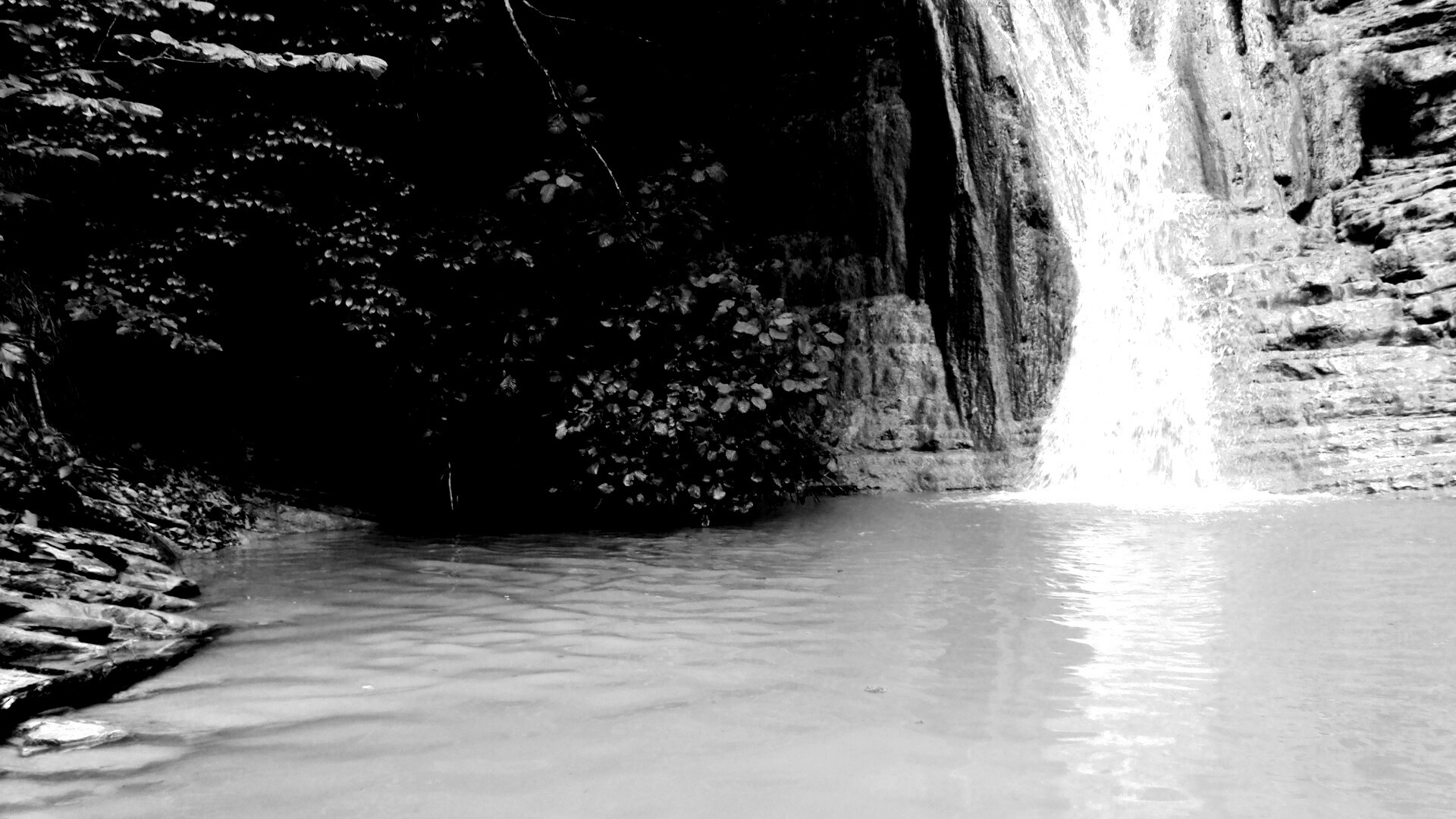 У водопада обои