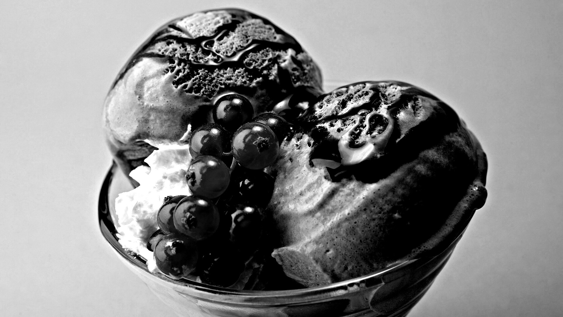 Шоколадное мороженое со смородинкой обои