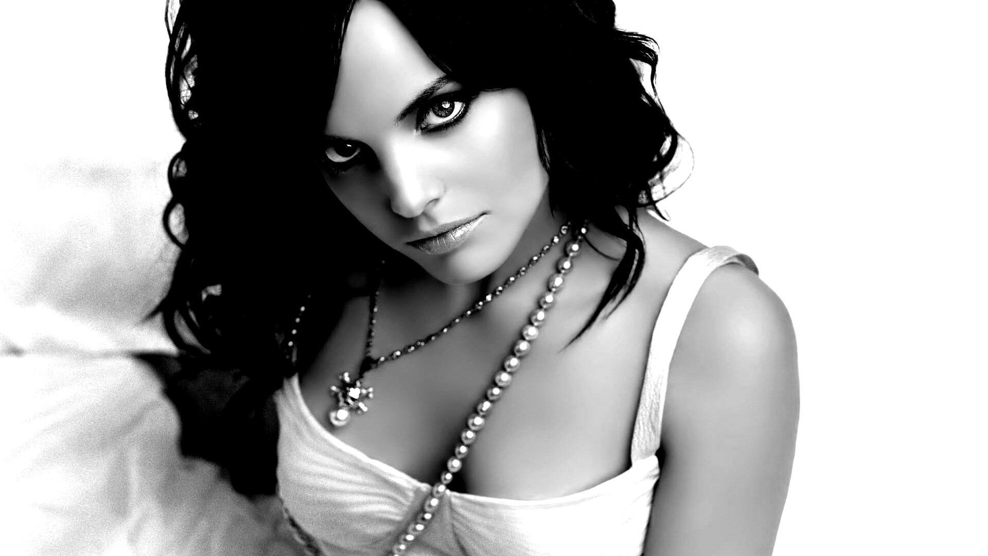 Брюнеточка с желанием в глазах обои