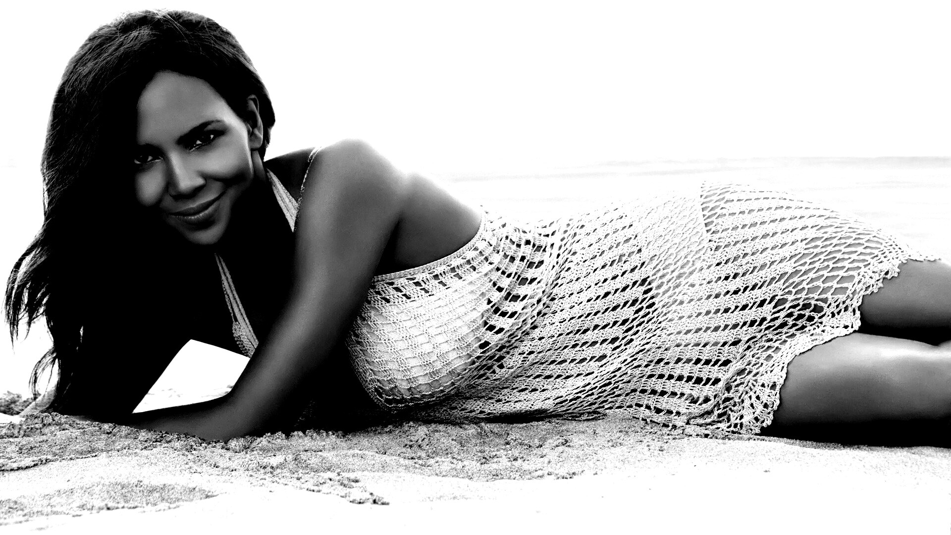 Холли Берри на пляже обои