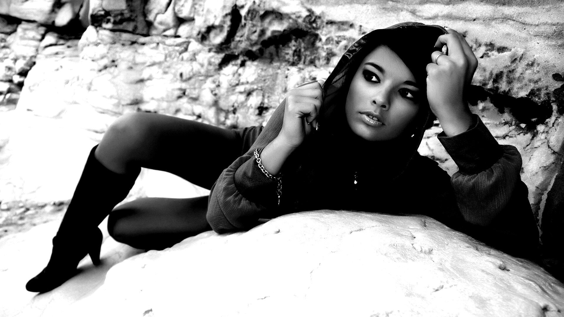 Девушка в розовой накидке обои