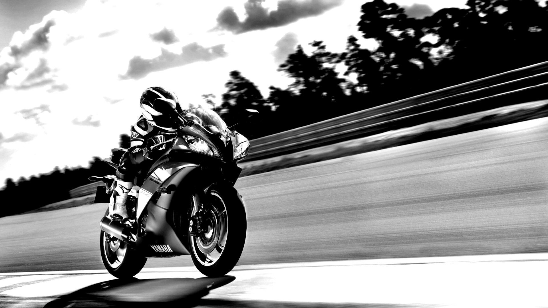 Мотоциклист на треке обои