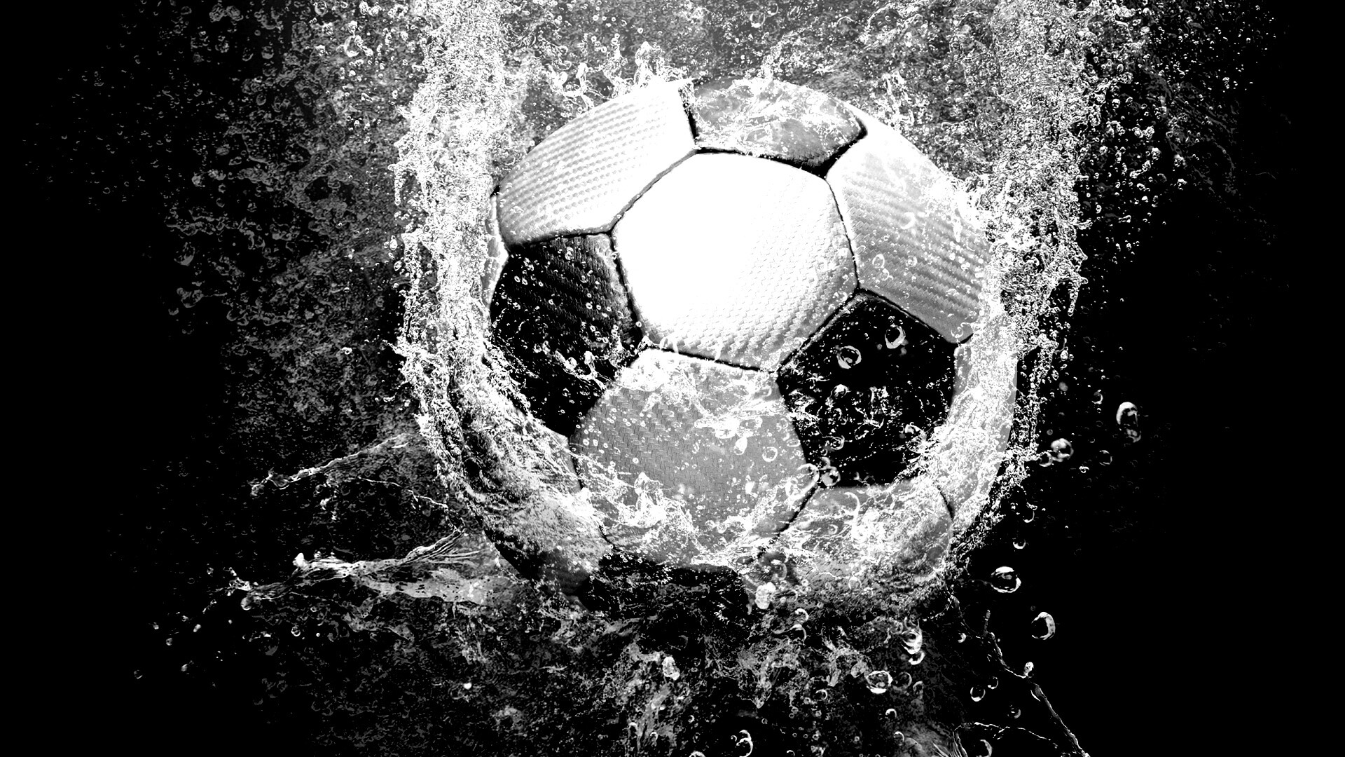Футбольный мяч в воде обои