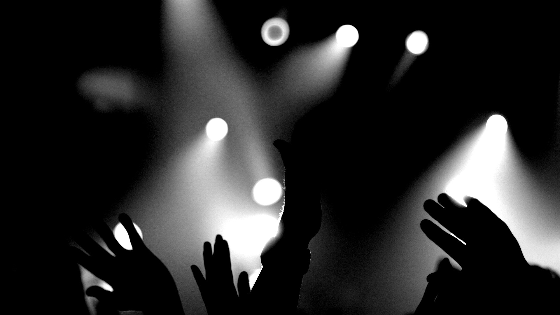 Руки людей на концерте обои