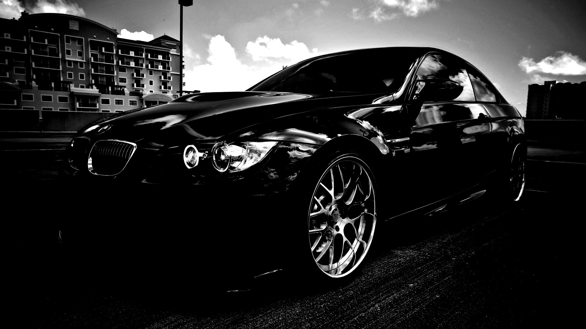 Красивый черный BMW на парковке обои