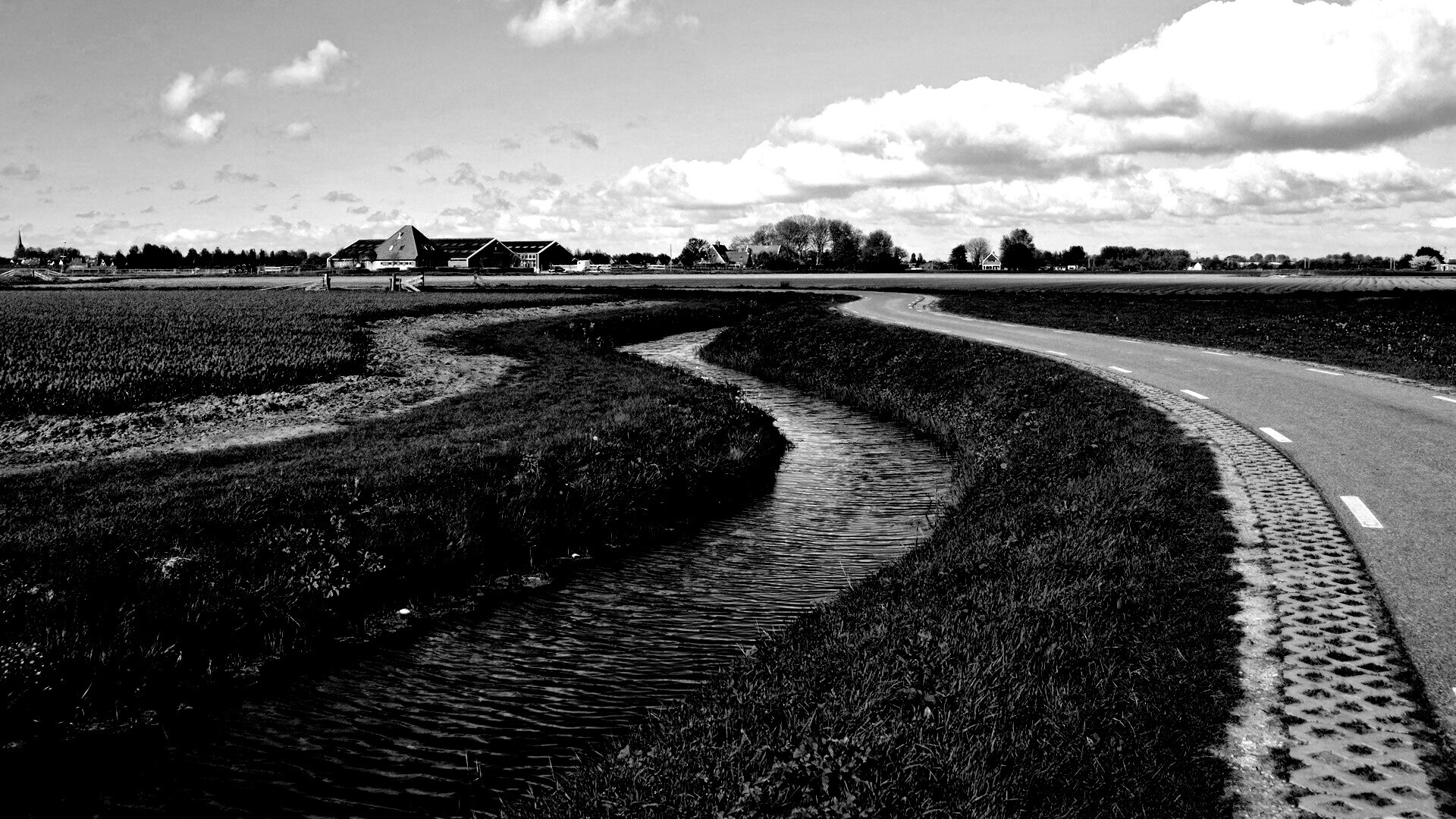 Канал вдоль дороги обои