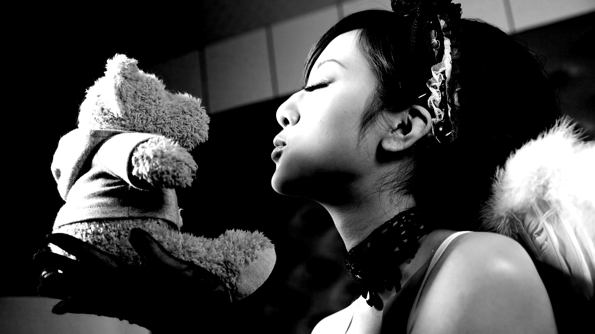 Азиатка любит медвежонка обои