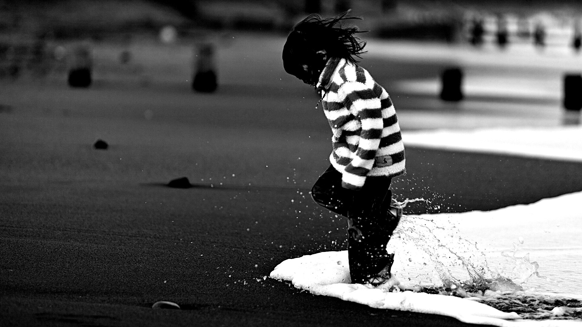 Ребенок и волна обои