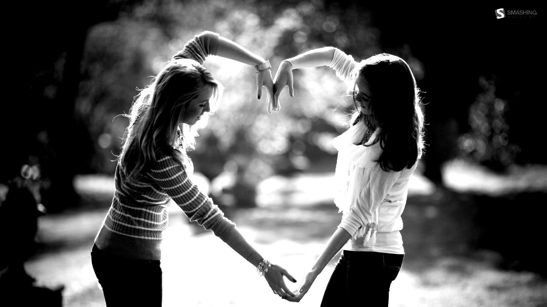 Две девушки и сердце из рук обои