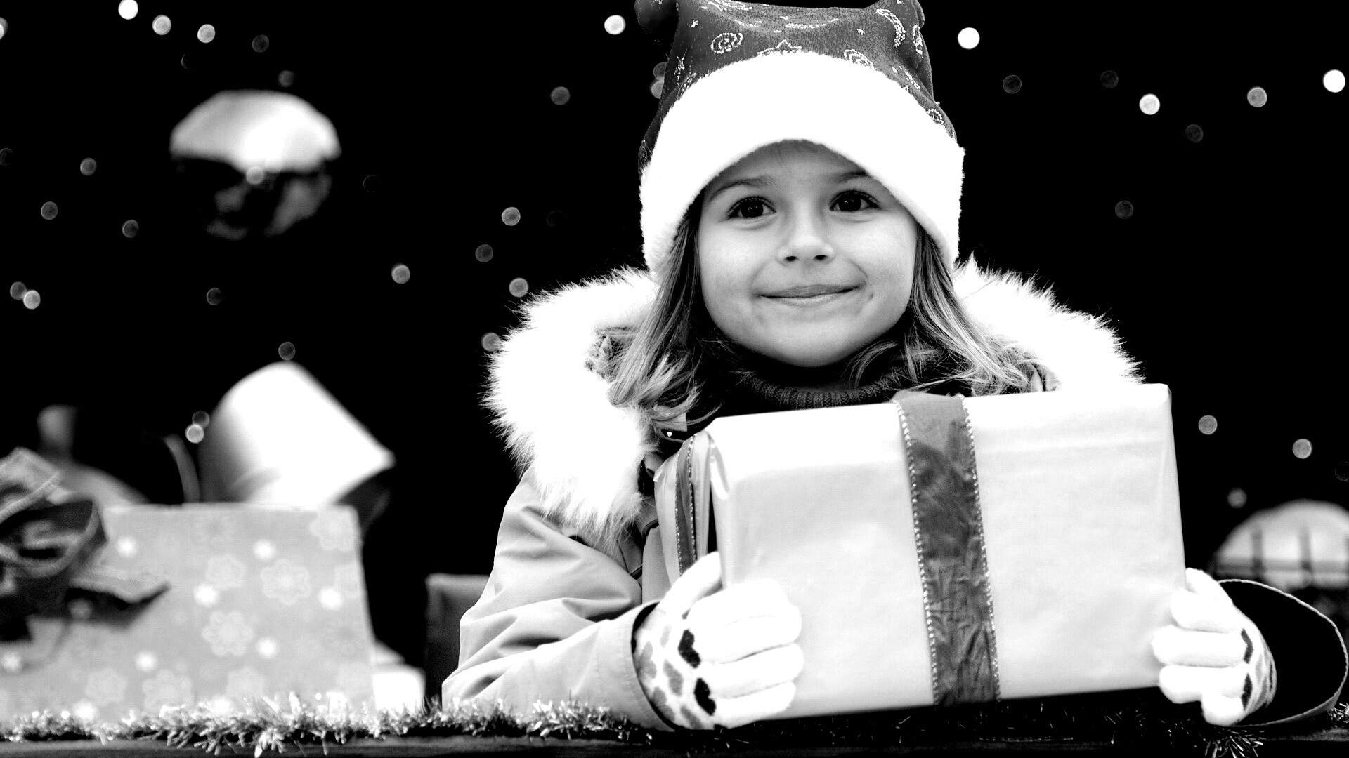 Ребенок с подарком обои