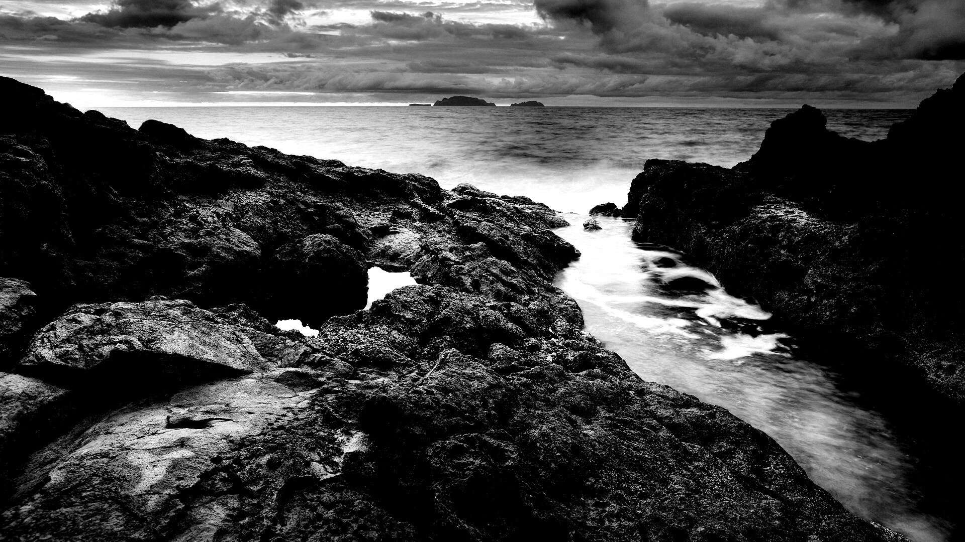 Река впадающая в море обои