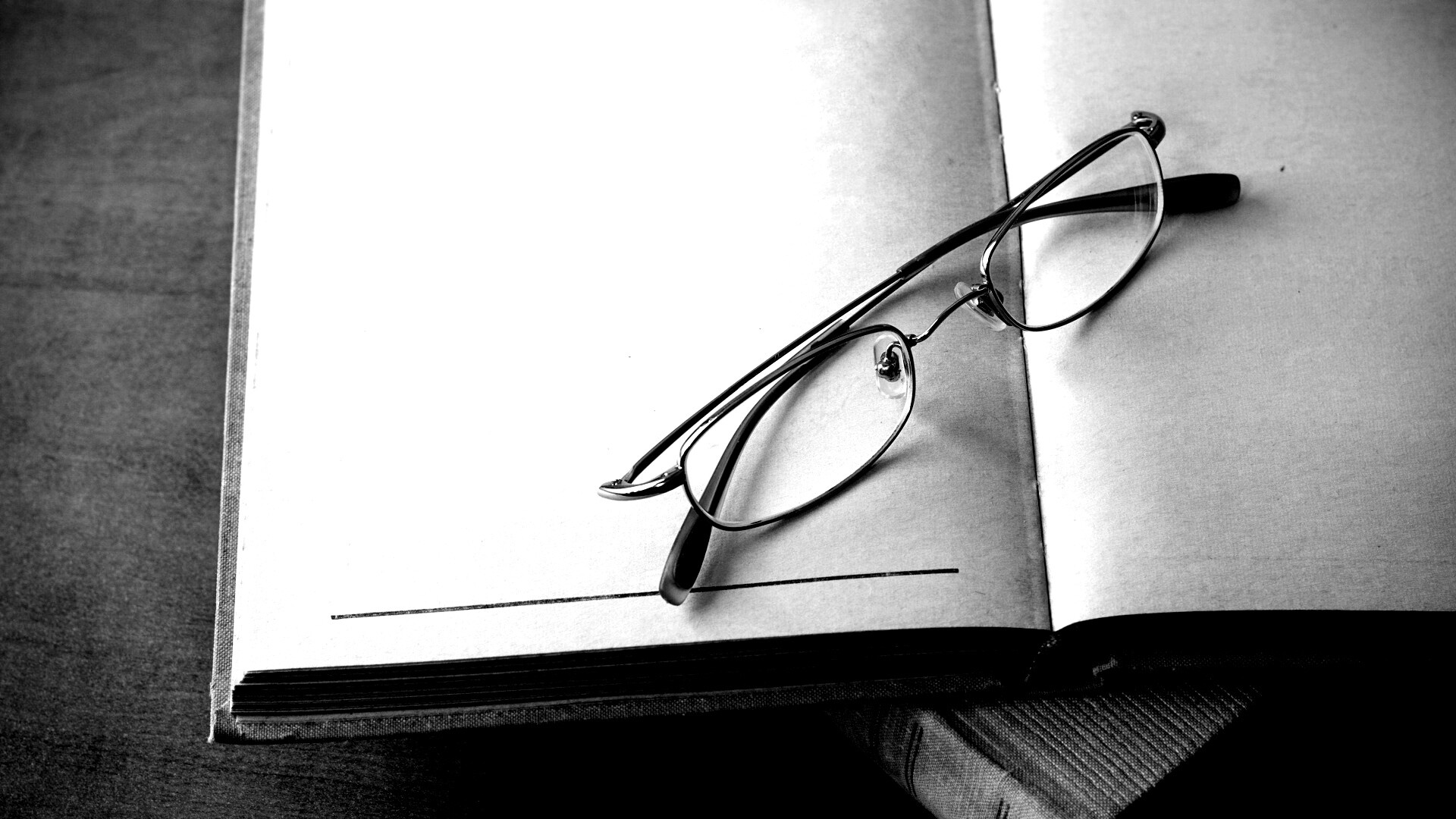 Очки и блокнот обои