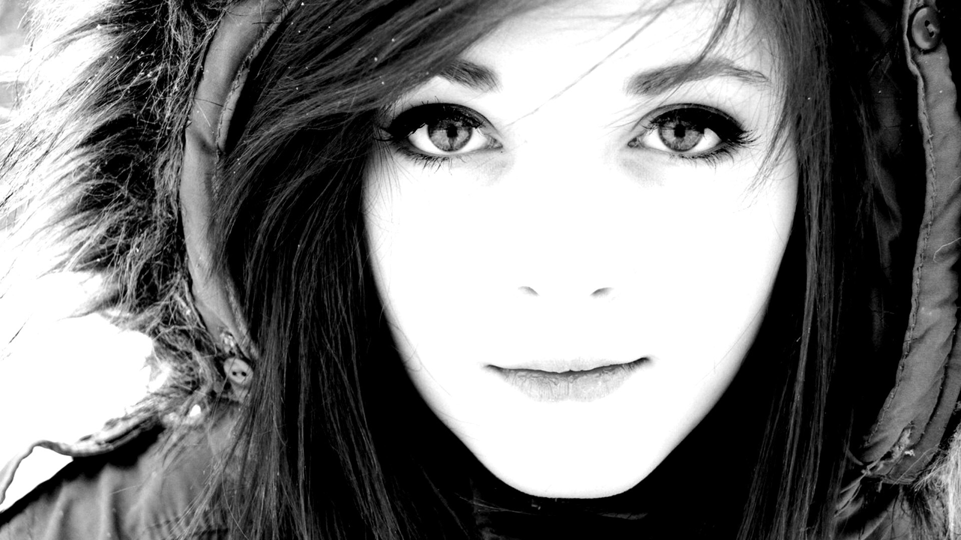 Рыжая в капюшоне обои