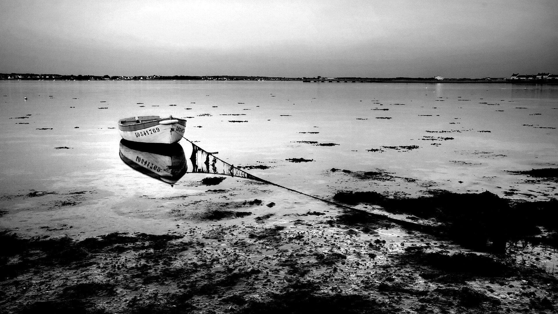 Лодка на илистом берегу обои