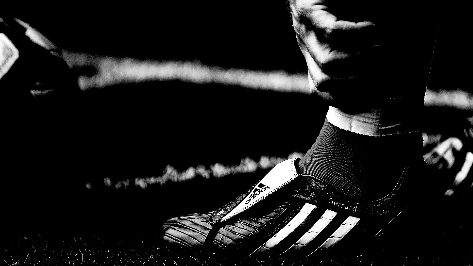 Левая нога футболиста в бутсе обои