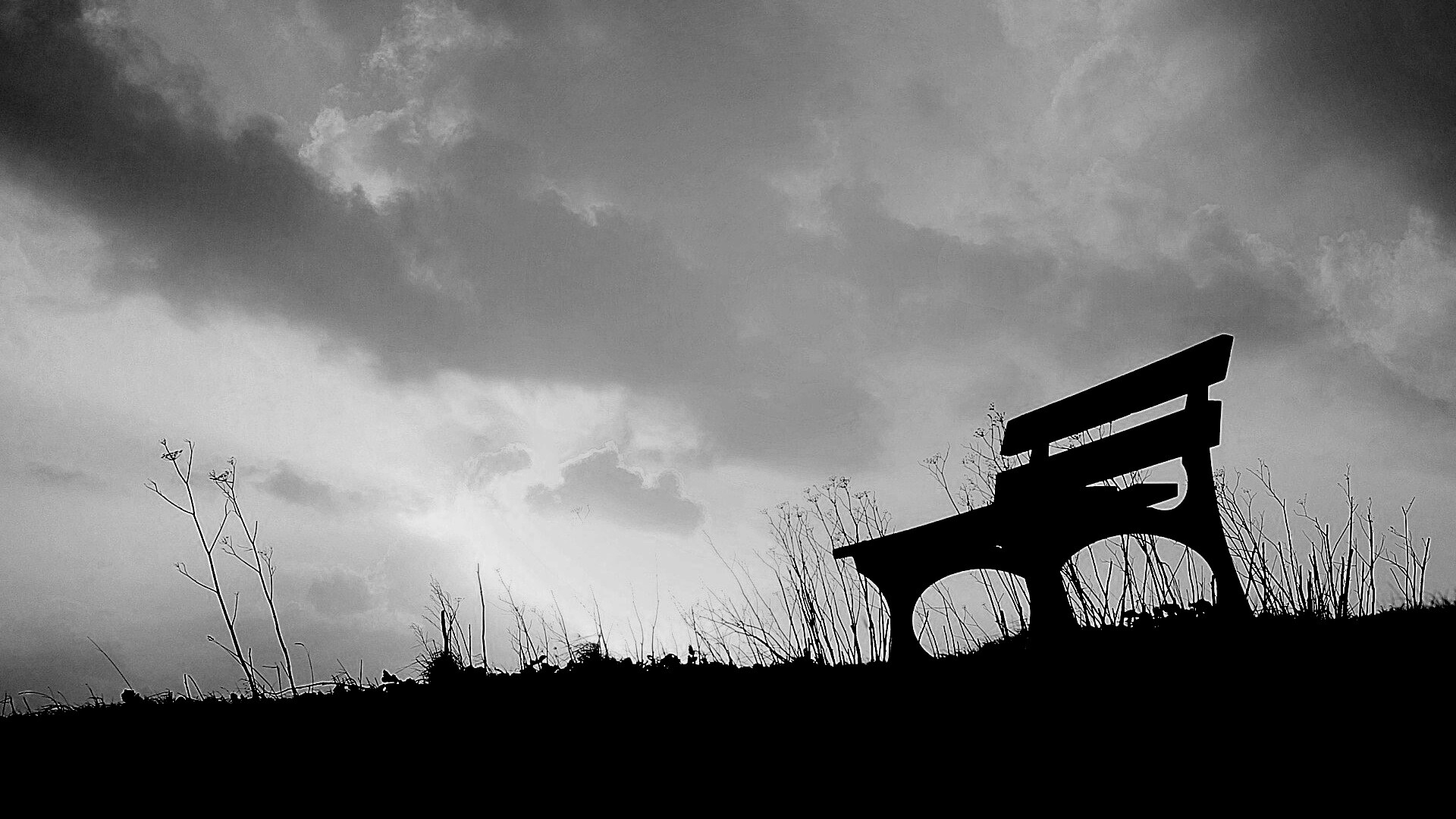 Силуэт скамейки на фоне неба обои