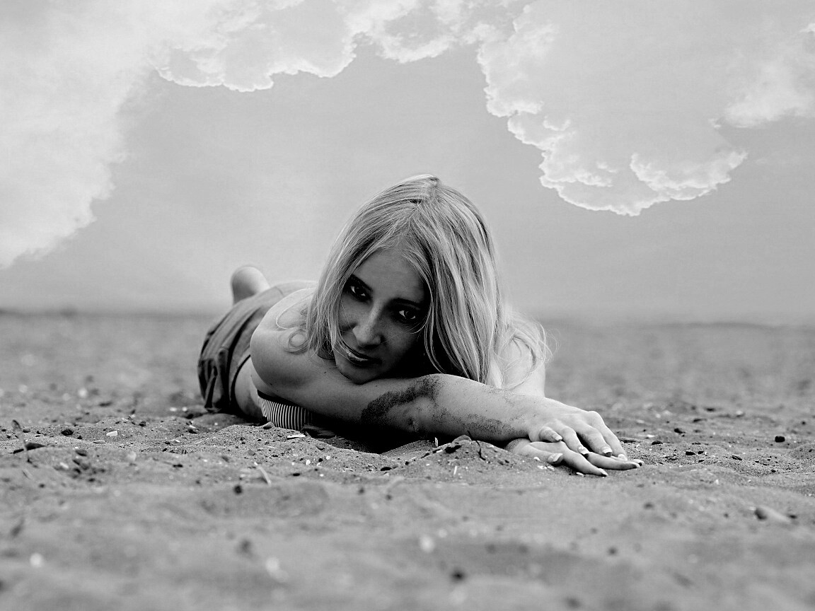 Девушка на пляже обои