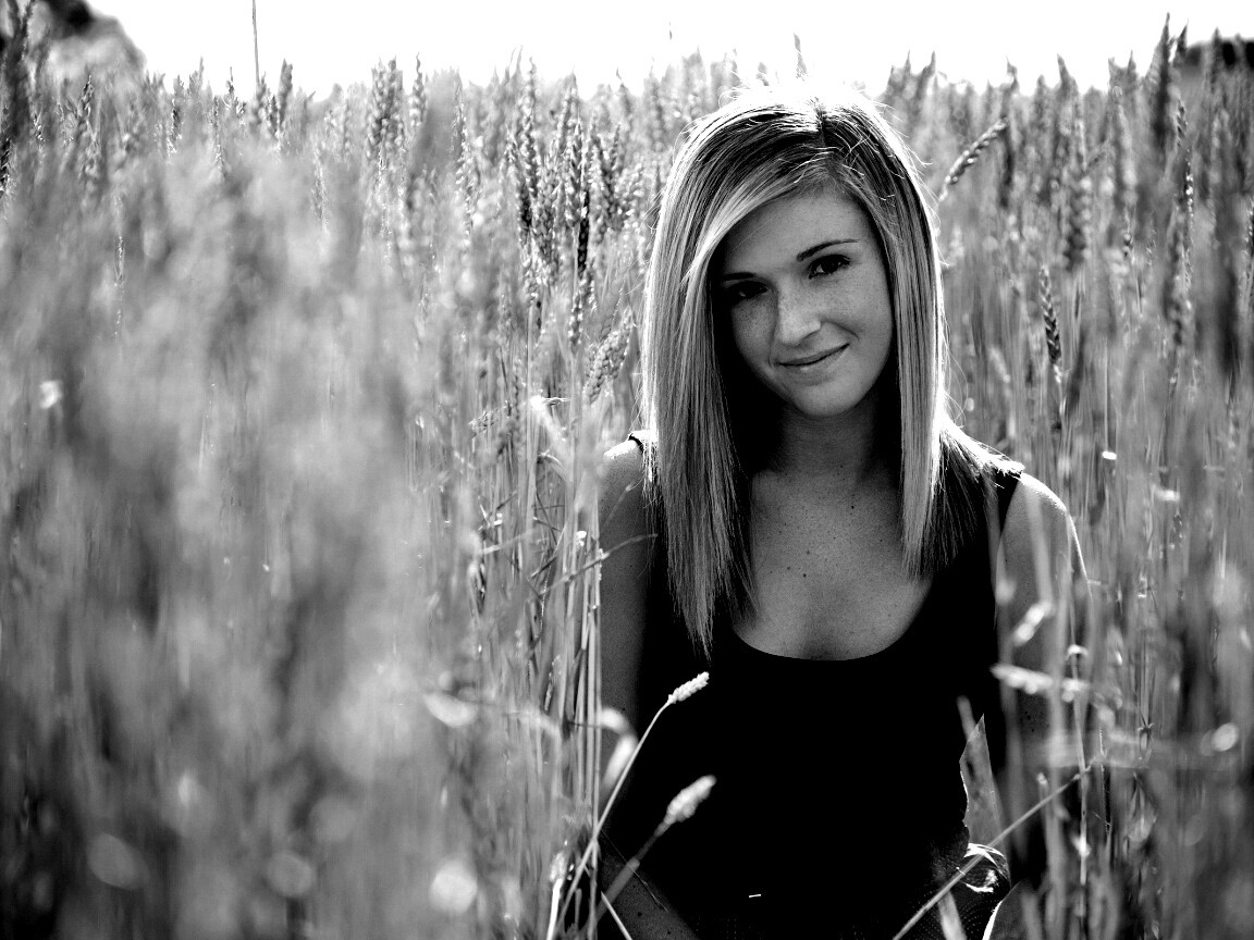 Девушка во ржи обои