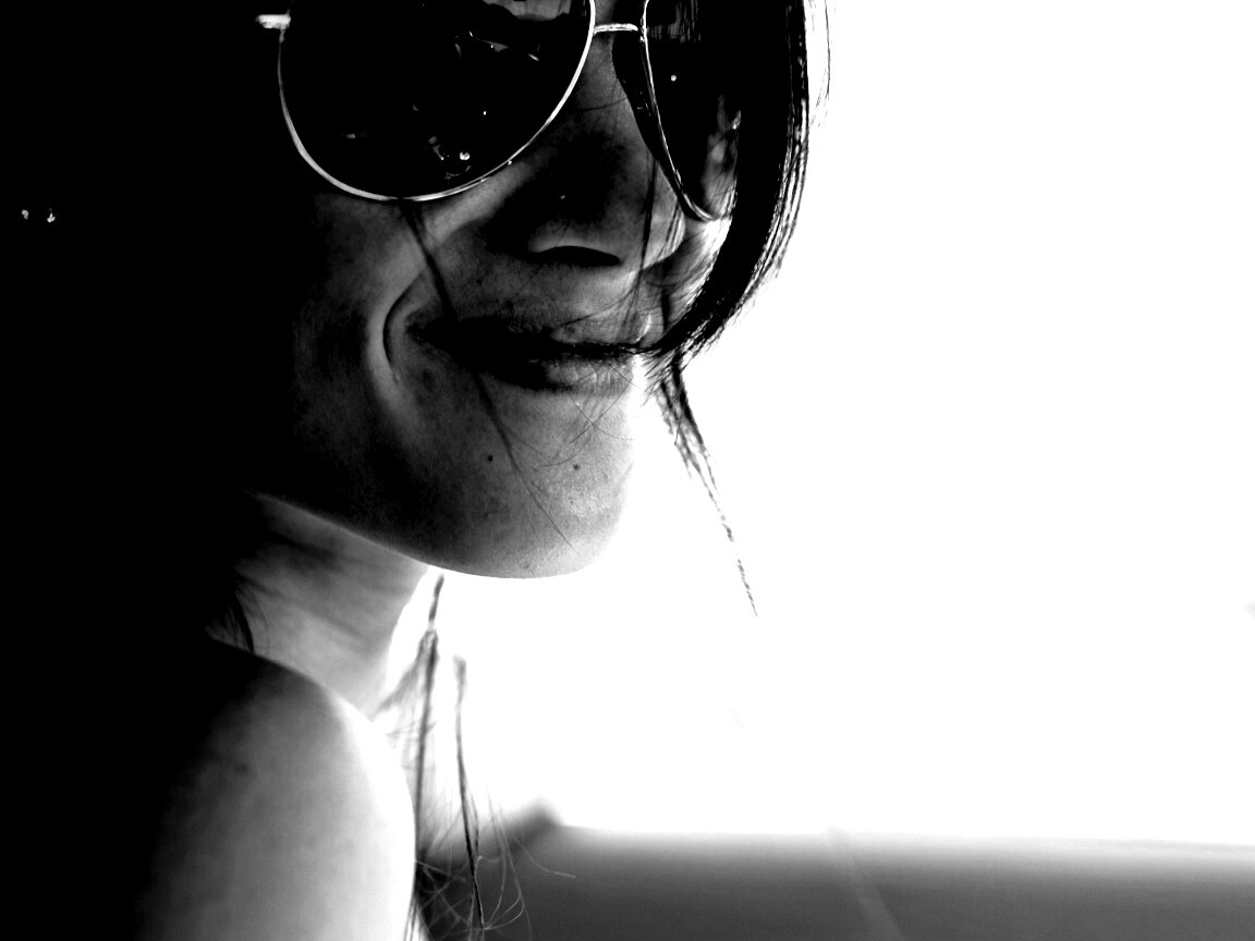 Девушка в очках обои