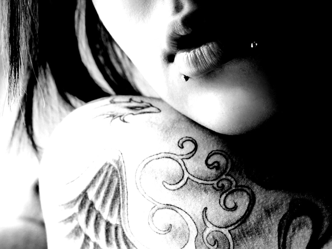 Плечо с татуировкой обои