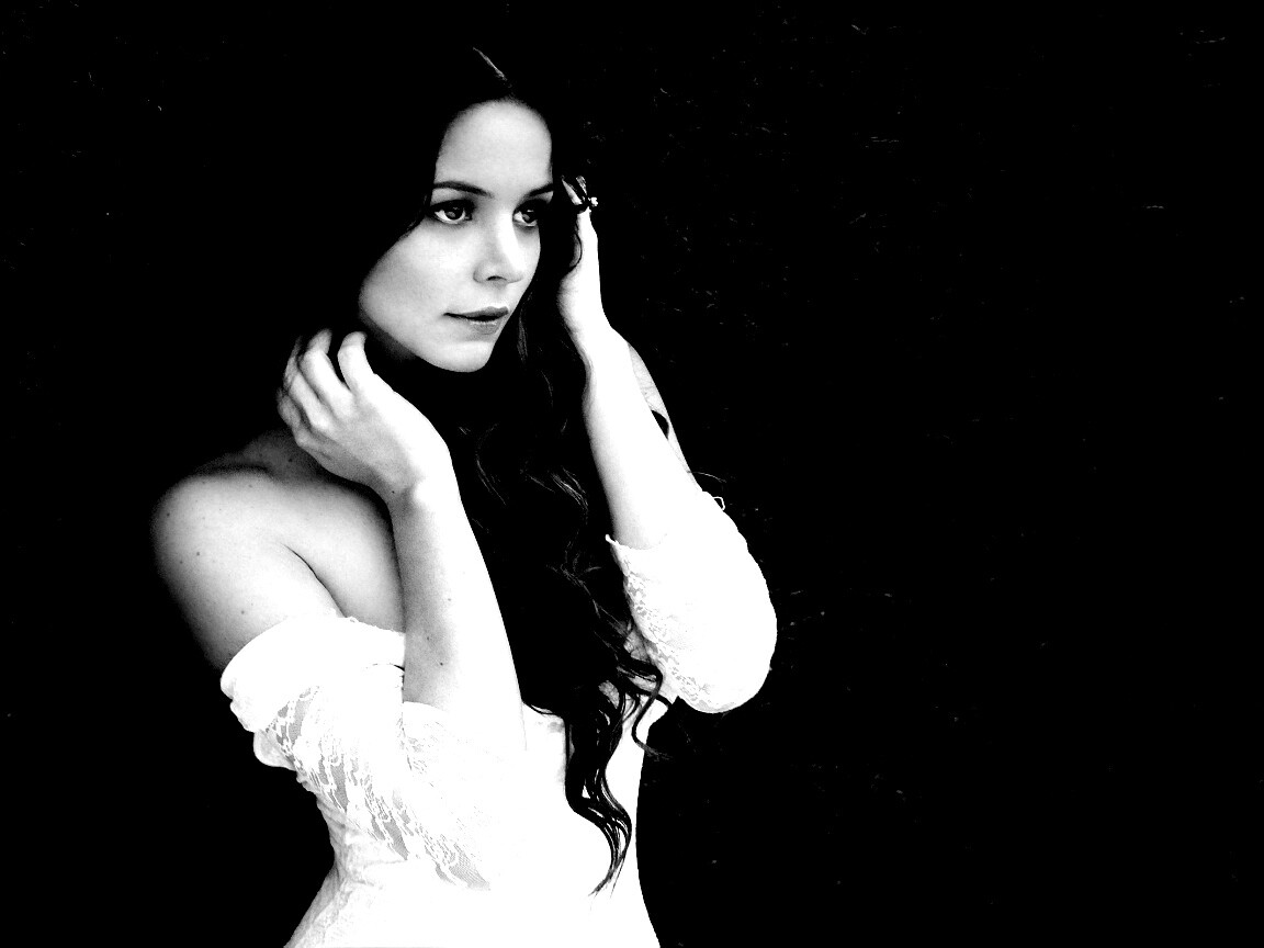 В белом платье обои