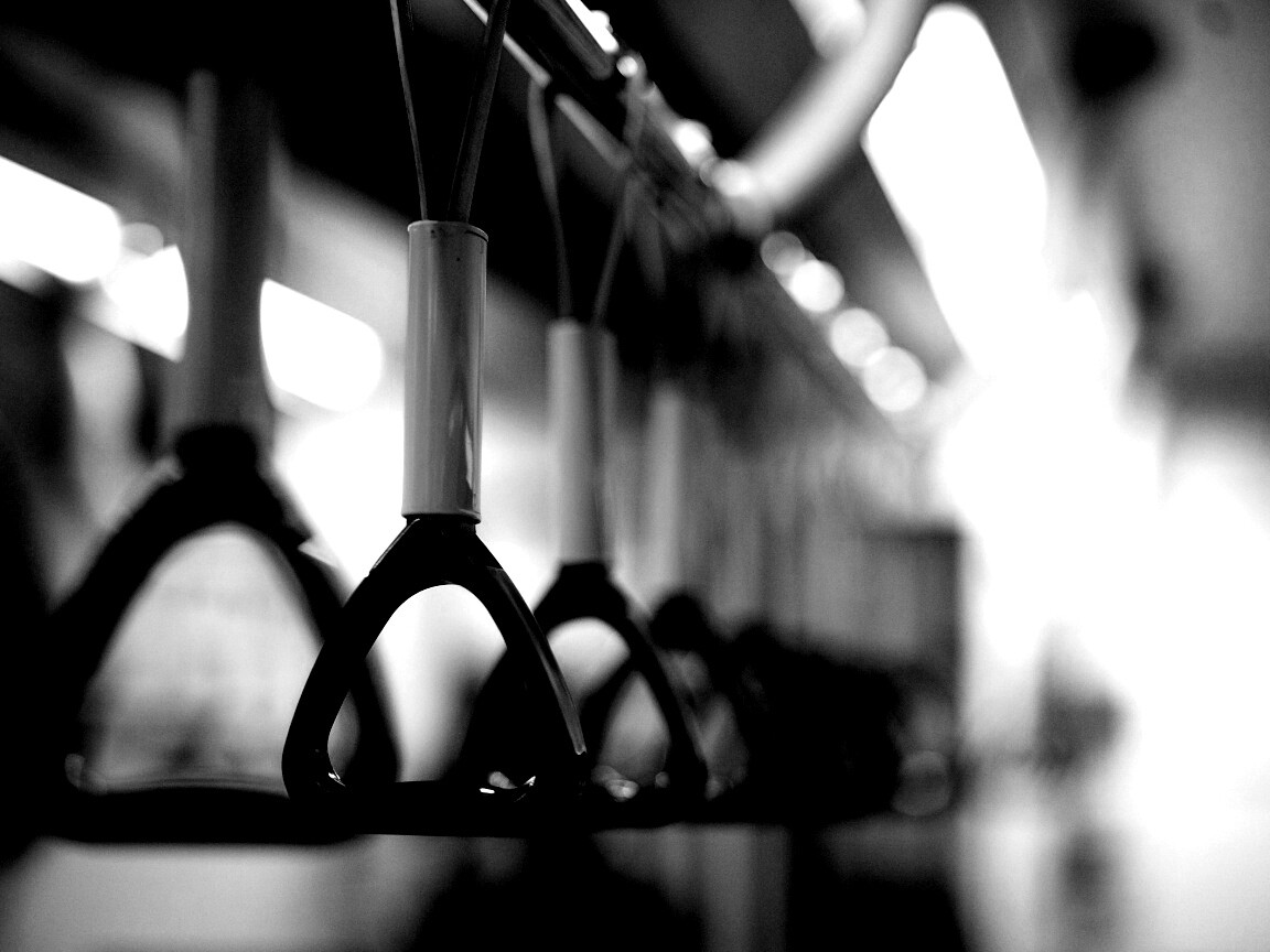 Поручни в метро обои